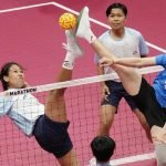 Menyatu Dalam Bermain Sepak Takraw yang Penuh Semangat