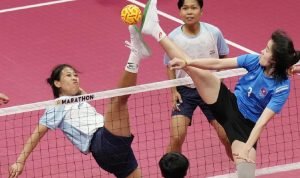 Menyatu Dalam Bermain Sepak Takraw yang Penuh Semangat