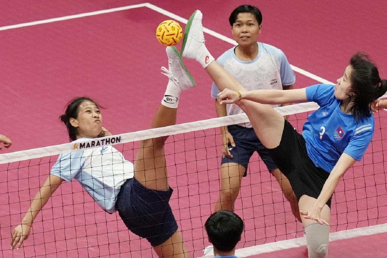 Menyatu Dalam Bermain Sepak Takraw yang Penuh Semangat