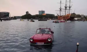 Mobil Amfibi Menjelajah Kanal