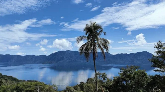 Seharian di Danau Maninjau