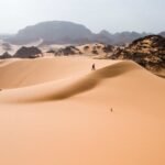 Sahara Desert, berbagai negara – Gurun terbesar di dunia dengan dunes pasir yang luas dan wisata petualangan