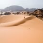 Sahara Desert, berbagai negara – Gurun terbesar di dunia dengan dunes pasir yang luas dan wisata petualangan